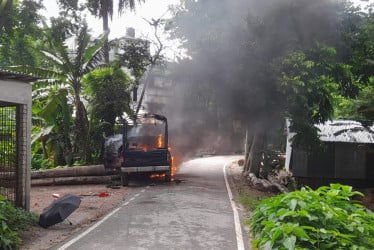 গোপালগঞ্জে পুলিশের গাড়িতে আগুন