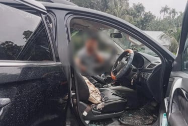 গোপালগঞ্জে এবার ইউএনওর গাড়িতে ছাত্রলীগ-আওয়ামী লীগের হামলা