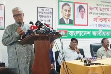 নির্বাচন পিছিয়ে দিতে ষড়যন্ত্র চলছে : ফারুক