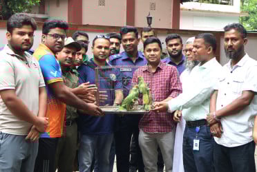 সিংড়ায় খাঁচাবন্দি ৮ টিয়া উদ্ধার করে অবমুক্ত