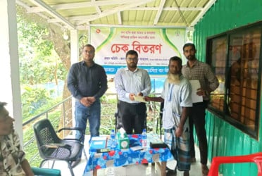 শ্রীবরদীতে বন্য হাতির আক্রমণে ক্ষতিগ্রস্ত পরিবারের মাঝে চেক বিতরণ