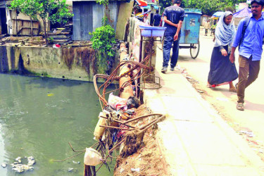 প্রাণঘাতী উন্মুক্ত নালা