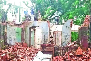 অবশেষে বন্ধ সেই বাড়ি ভাঙার কাজ
