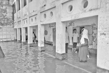 জলাবদ্ধতা দুর্ভোগে হাজারো মানুষ দুই বিদ্যালয়ে ছুটি ঘোষণা