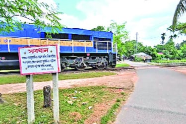 বিপজ্জনক রেলক্রসিংয়ে মৃত্যুফাঁদ