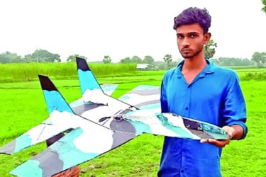 স্কুলছাত্র ইনামুলের বিমান উড়ছে আকাশে!