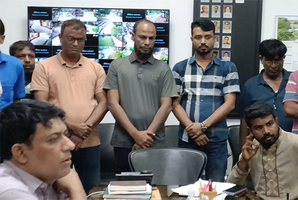 রাবির তিন কর্মকর্তাকে আটক করে পুলিশে সোপর্দ