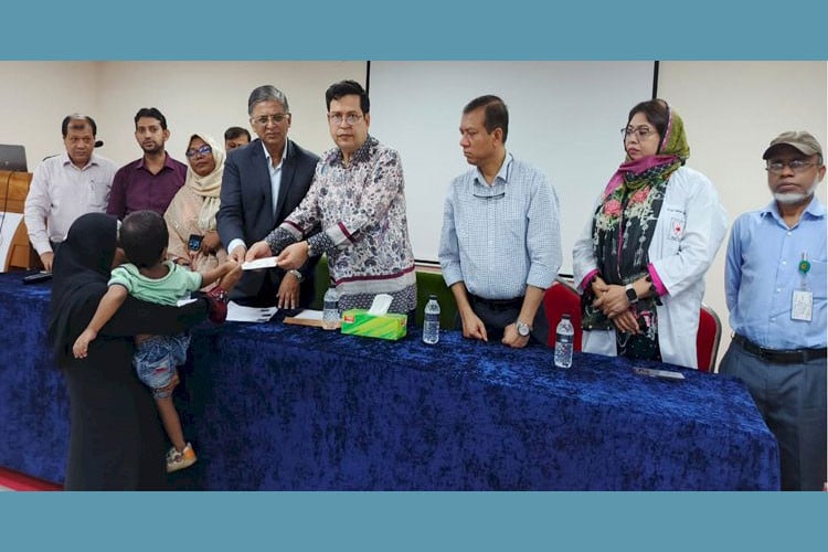 জাতীয় হৃদরোগ ইনস্টিটিউটে সমাজকল্যাণ মন্ত্রণালয়ের অর্থায়নে রোগীদের মাঝে চেক বিতরণ