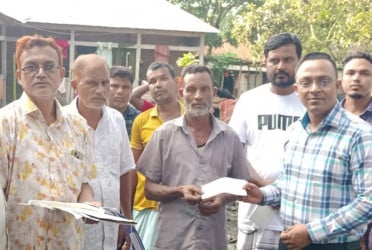 নীলফামারীতে অগ্নিকাণ্ডে ক্ষতিগ্রস্ত পরিবারকে আর্থিক সহায়তা