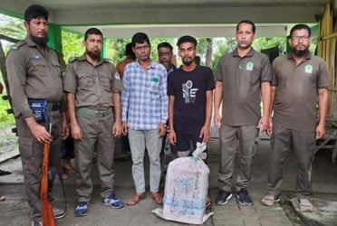 সুন্দববনের হরিণের 
মাংসসহ দুই পাচারকারী আটক