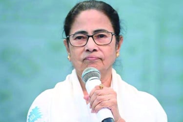 হাসিনার আশ্রয় নিয়ে মুখ খুললেন মমতা