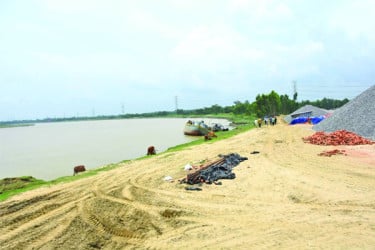 বেড়িবাঁধ নির্মাণে বাধা ফুঁসে উঠেছে মানুষ