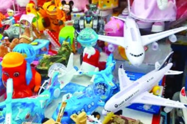 প্লাস্টিকের খেলনায় বড় ঝুঁকি শিশুদের