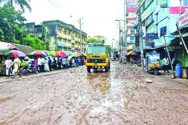 আধা কিমি সড়কে ভোগান্তি