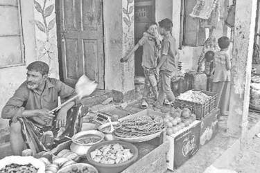 বিদ্যালয় মাঠে হাট, ব্যাহত পাঠদান