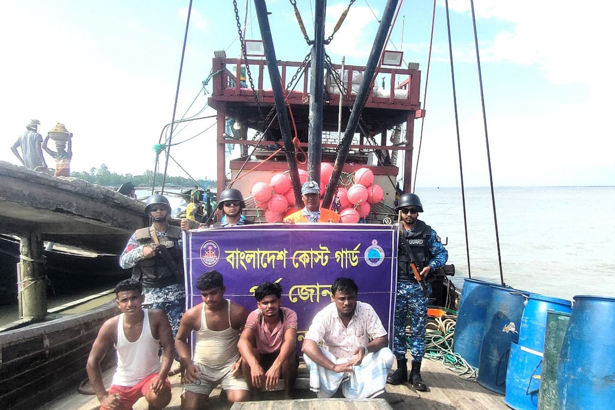 কুতুবদিয়ায় চার জেলেসহ অবৈধ ট্রলিং বোট জব্দ