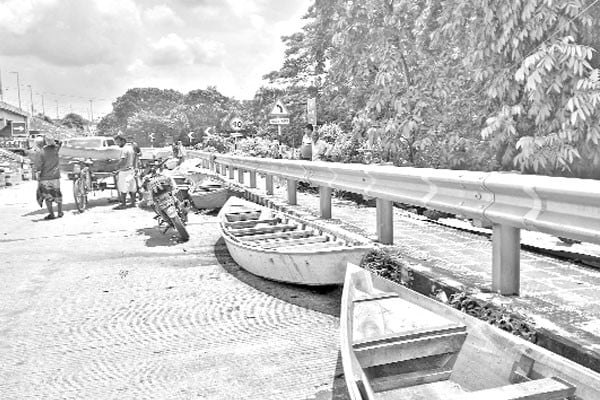 শত বছরের নৌকার হাট