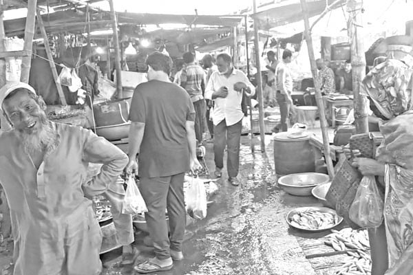 বৃষ্টি হলেই ডুবে যায় বাজার