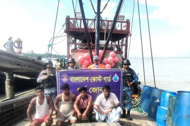 কুতুবদিয়ায় চার জেলেসহ অবৈধ ট্রলিং বোট জব্দ