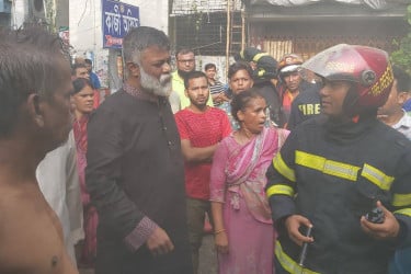 নারায়ণগঞ্জে হকার্স মার্কেটে আগুন, পুড়লো ৩০ দোকান