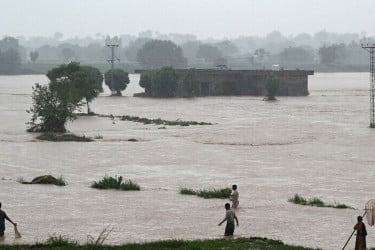 পাকিস্তানে বন্যায় ভয়াবহ পরিস্থিতি, ২৪ ঘণ্টায় ৬৩ জনের মৃত্যু