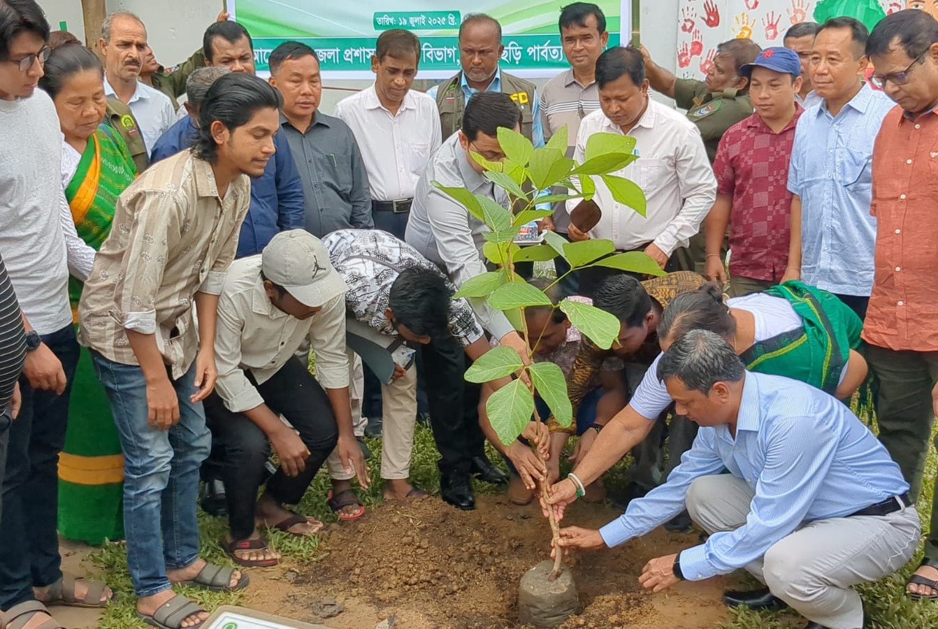 খাগড়াছড়িতে জুলাই গণঅভ্যুত্থানের শহীদদের স্মরণে বৃক্ষরোপণ কর্মসূচি পালিত