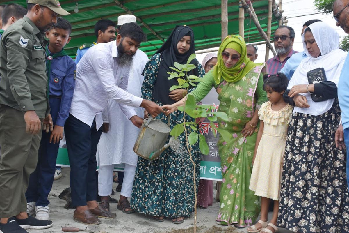 শহীদদের স্মরণে গাছ রোপণ ও দোয়া মাহফিল
