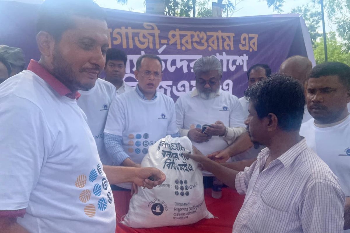 ফেনীর ফুলগাজী ও পরশুরামে বন্যার্তদের মাঝে বিজিএমইএ’র ত্রাণ বিতরণ