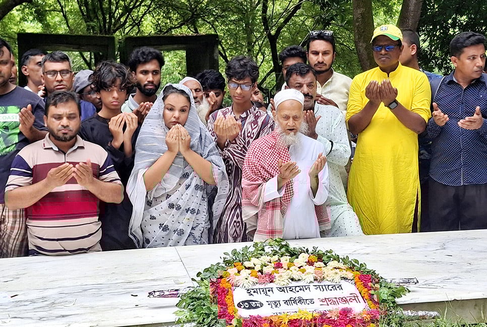 নুহাশপল্লীতে শ্রদ্ধা-ভালোবাসায় হুমায়ূন আহমেদকে স্মরণ