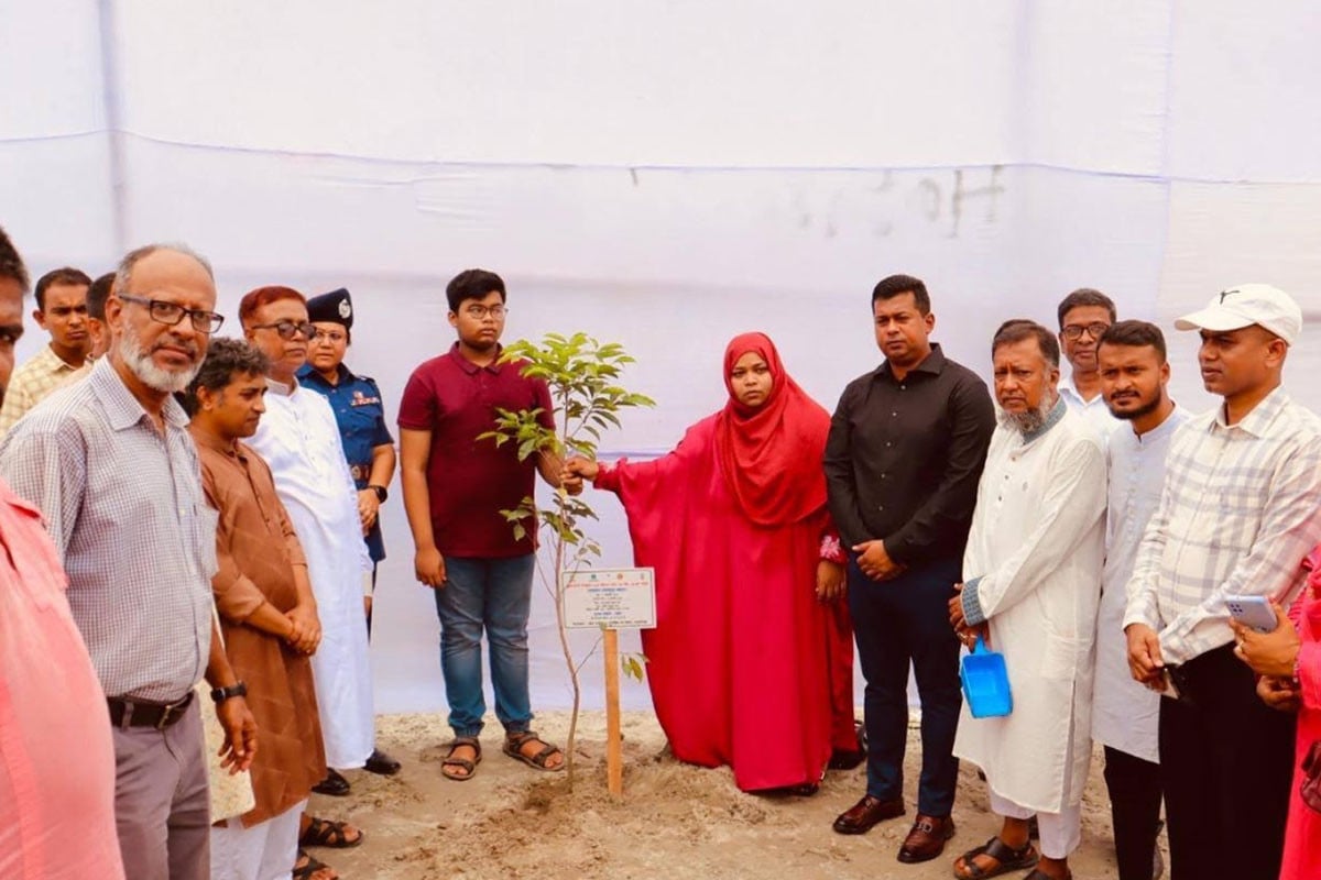 নারায়ণগঞ্জে বৃক্ষ রোপণ কর্মসূচিতে ২১ শহীদকে শ্রদ্ধা