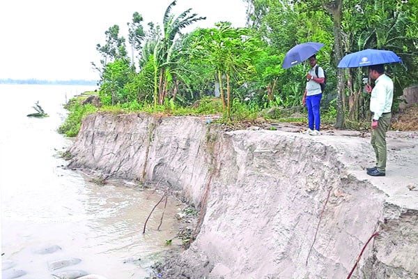ভাঙছে তিস্তা বিলীন বসতবাড়ি