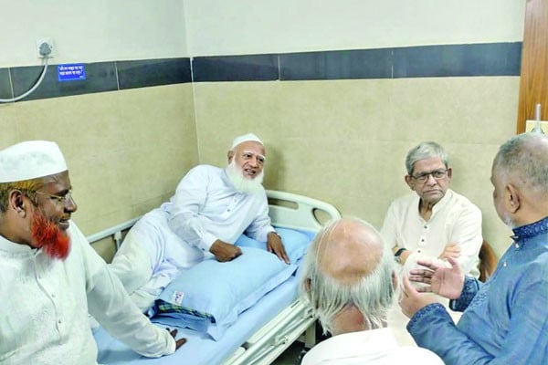 জামায়াত আমিরকে দেখতে হাসপাতালে গেলেন ফখরুল