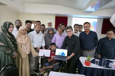 প্রতিবন্ধী যুবক এলাহীকে ব্র্যাকের পক্ষ থেকে সহায়তা