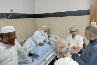 জামায়াত আমিরকে দেখতে হাসপাতালে মির্জা ফখরুল