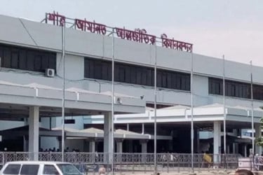 চট্টগ্রাম বিমানবন্দরে ৬০ লাখ টাকার সিগারেট ও মোবাইল জব্দ
