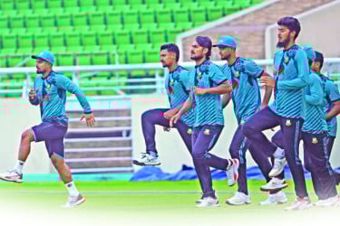 আলোচনায় মিরপুরের উইকেট