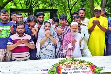 নুহাশপল্লীতে শ্রদ্ধা ভালোবাসায় হুমায়ূনকে স্মরণ