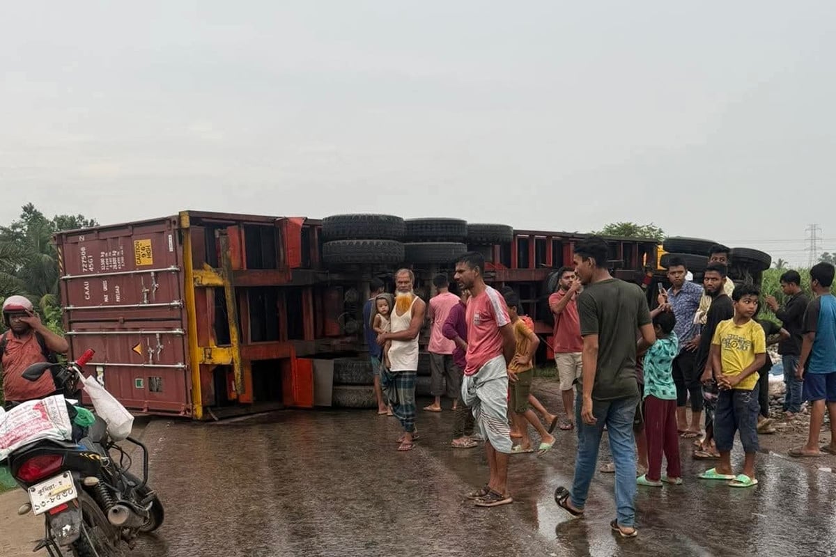কন্টেইনার উল্টে কুমিল্লা-সিলেট মহাসড়কে ১৫ কিমি যানজট