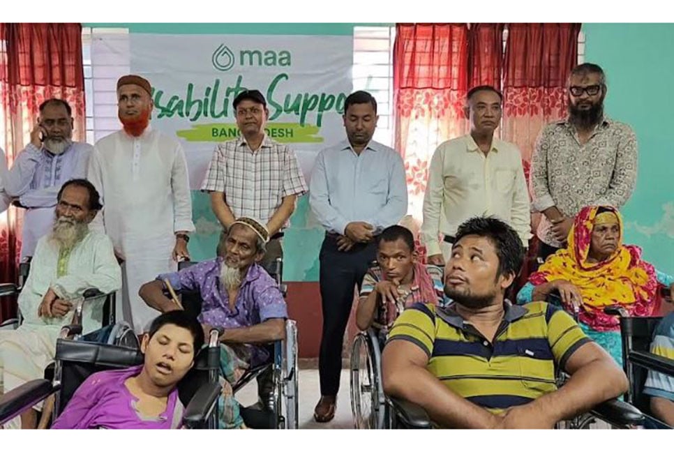 ঠাকুরগাঁওয়ে প্রতিবন্ধীদের মাঝে হুইল চেয়ার বিতরণ