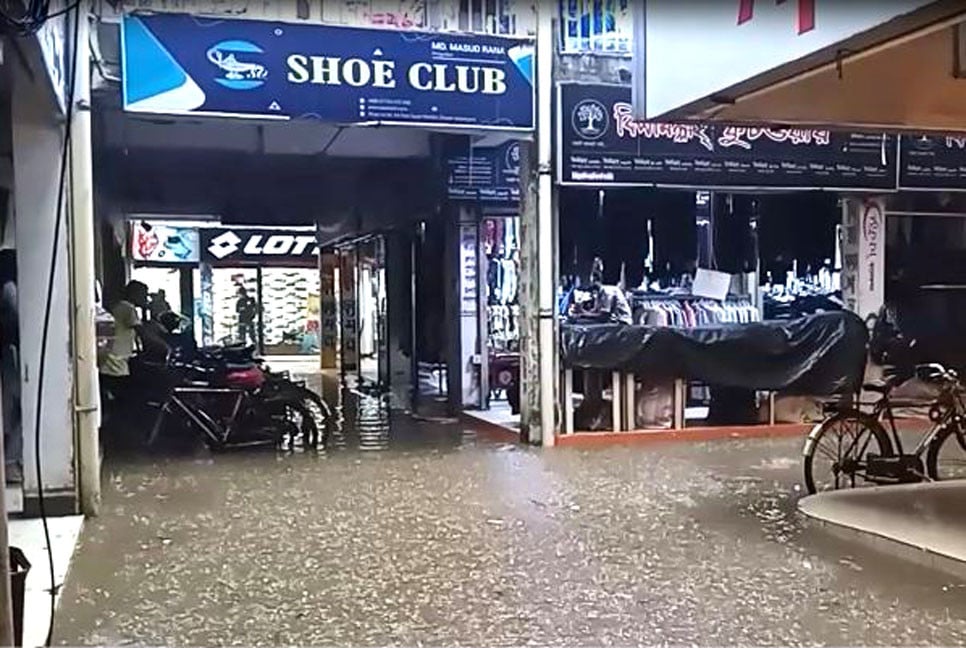বৃষ্টি হলেই হাঁটু পানি, দুর্ভোগে পৌরসভাবাসী