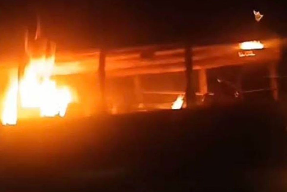 ফরিদপুরে হাইওয়ে থানার সামনে জব্দকৃত বাসে আগুন