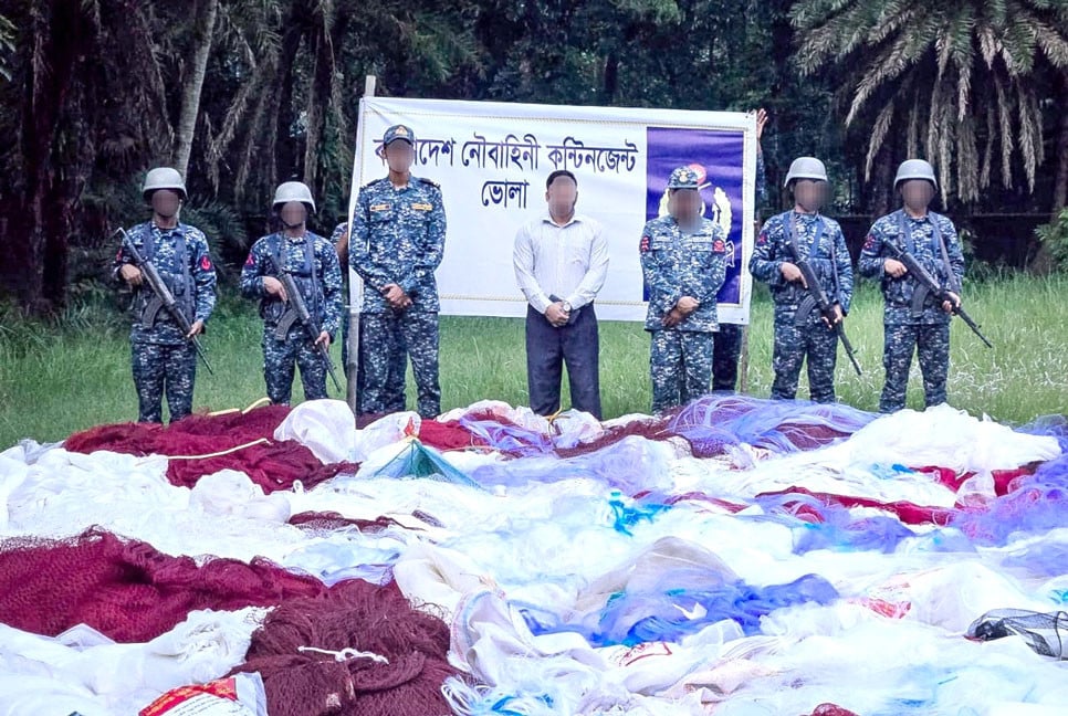 লালমোহনে নৌবাহিনীর অভিযানে আড়াই কোটি টাকার অবৈধ জাল জব্দ