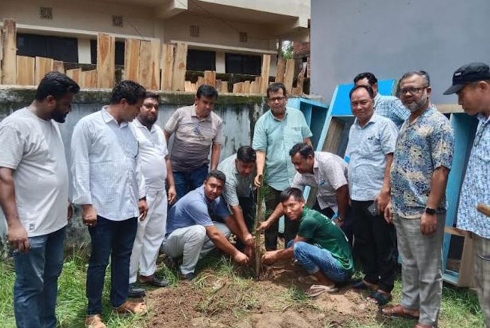 খাগড়াছড়িতে জেলা বিএনপির পক্ষ থেকে শহীদ জুলাই স্মরণে চারা বিতরণ