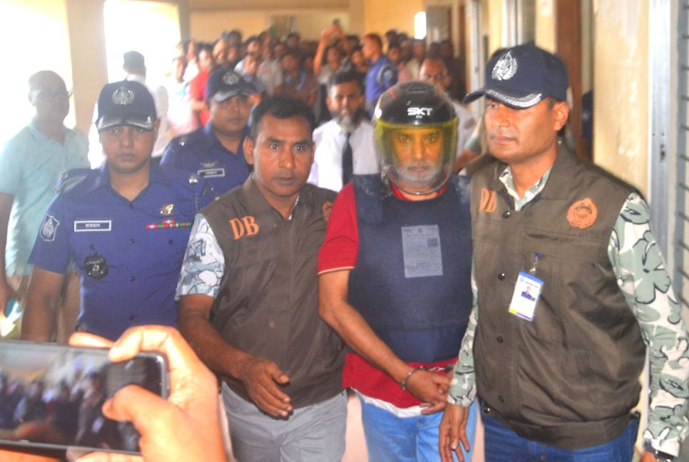 বগুড়ায় আদালত চত্বরে যুবলীগ নেতাকে ডিম নিক্ষেপ