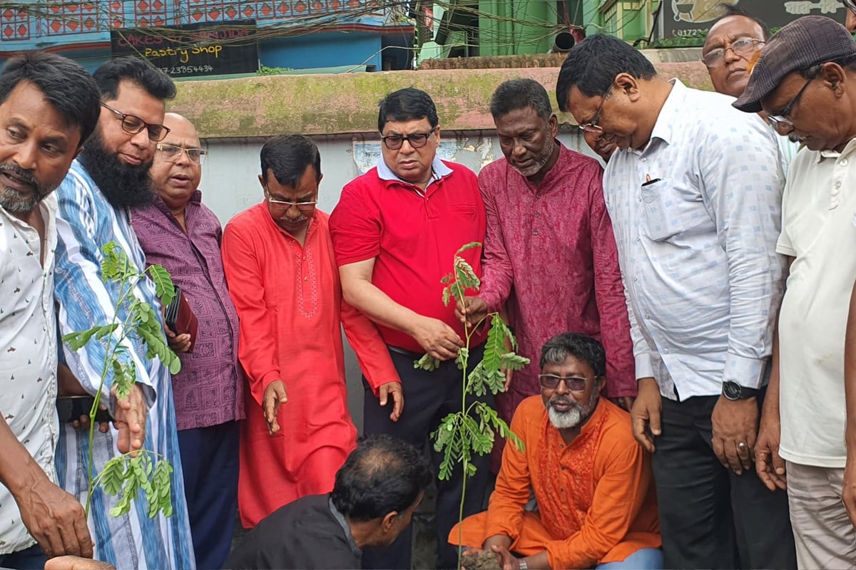 গাইবান্ধায় শহীদদের স্মরণে বৃক্ষরোপণ ও চারা বিতরণ