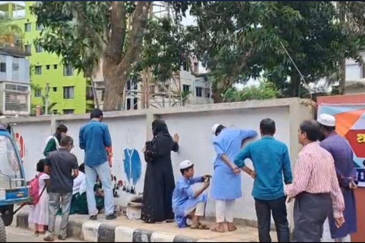 ভোলায় দেয়ালে জুলাইয়ের চেতনা ফুটিয়ে তুললো শিক্ষার্থীরা