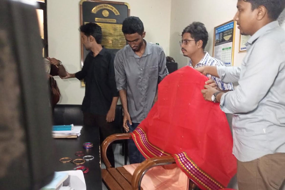 বেরোবিতে ছাত্ররাজনীতি বন্ধে ব্যর্থতায়
প্রক্টর ও ছাত্র উপদেষ্টাকে শাড়ি-চুড়ি উপহার