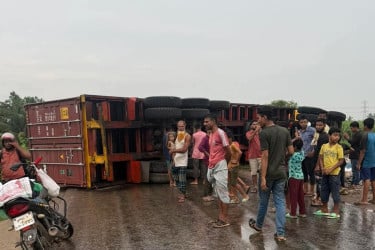 কন্টেইনার উল্টে কুমিল্লা-সিলেট মহাসড়কে ১৫ কিমি যানজট