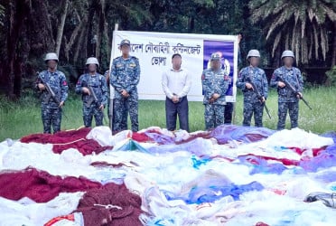 লালমোহনে নৌবাহিনীর অভিযানে আড়াই কোটি টাকার অবৈধ জাল জব্দ