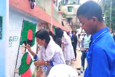 চাঁদপুরে দেয়ালজুড়ে ‘জুলাই অভ্যুত্থান’-এর গ্রাফিতি